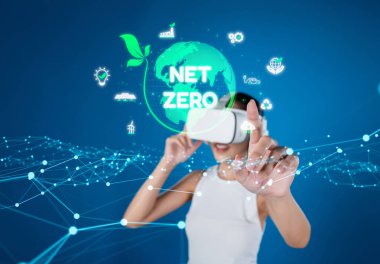 Sürdürülebilirlik simgeleriyle çevrili dijital küre, karbon emisyonlarını azaltma ve çevresel dengeyi sağlama amacını temsil etmektedir