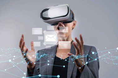 İş adamı e-posta kutusunu kontrol ediyor, daha iyi verimlilik için mesajları düzenliyor ve önceliklerini belirliyor. Etkili iletişim için akıllı e-posta teknikleri öğren. FaaS