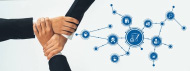 Ofis çalışanlarının el ele dizilmesi başarılı bir iş ortaklığı grubunu ve panoramik pankartta kamu işyerinde güçlü bir birlik takım çalışmasını sembolize ediyor. Kurnaz Dostluk