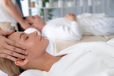 Kafkasyalı çift stres önleyici kafa masajının keyfini çıkarıyor ve lüks otellerde ya da otel spa salonlarında gündüz kaplıcalarında yüz güzelliği eğlencelerini şımartıyor. Sessiz.