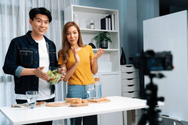 Yemek pişirme programı, karışık salata yapan iki şef etkileyiciyle canlı yayında, tüm malzemeler, kamera tarafından sunulan çörek ekmeğiyle sunulan kolay menü için iyi bir zevke sahip. İnfobahn.