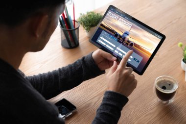 Online uçuş rezervasyon sitesi mod rezervasyon sistemi sağlar. Seyahat teknolojisi kavramı .