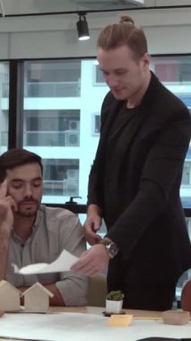 Yaratıcı iş adamları modern işyerindeki ofis masasında sohbet ediyorlar. Şirket uluslararası iş kavramı.