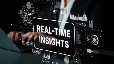 Profesyonel İş Kadını Ofis Ortamında Modern Teknoloji Arayüzü ile Gerçek Zamanlı Sezgileri Analiz Ediyor. Asemptotik akıllı veri analitiği.