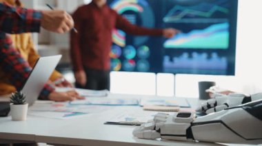 Yapay zeka araçlarının profesyonellerin stratejik karar verme mekanizmasını geliştirmelerine yardımcı olmak için gerçek zamanlı içgörü sağladığı gelecekteki bir ofis. Noogenesis Yapay Zeka