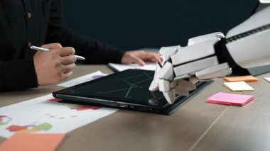 AI teknolojisi veri eğilimlerini inceleyen, işbirlikçi planlamayı yürüten ve uzun vadeli iş sağlığını destekleyen pazarlama faaliyetlerini hizalayan bir uzmanı destekler. Noogenesis Yapay Zeka