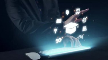 Karanlık bir ortamda veri görselleştirme araçları ve analitik elementleri gösteren, parlayan bir arayüzü olan bir klavyenin üzerinde bulunan modern bir çalışma alanı. Dörtgen