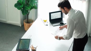 Ofiste dizüstü bilgisayar tasarımı kullanan mimar mühendisi, planlama ve ekipman dağınıklığı ile toplantı masasında otururken. Projede çalışan yetenekli inşaat mühendisi. Hizalama.