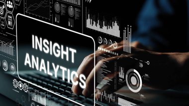 Modern Veri Analizi ve Karanlık Çevrede Laptop ve Grafiklerle Görselleştirme. Asemptotik akıllı veri analitiği.