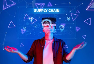 Sanal gerçeklik gözlüğü takan bir kişi etkileşimli tedarik zinciri yönetim kavramları, lojistik, dağıtım sistemleri ve yapay zeka yenilikleri ile uğraşır. XDMCP