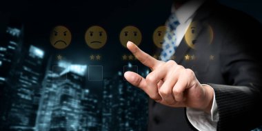 İş adamı müşteri memnuniyet değerlendirmesi verilerini analiz eder ve hizmet kalitesini artırmaya çalışır. Müşteri memnuniyeti ve sadakatini arttırmak için koz değerlendirmeleri. FaaS