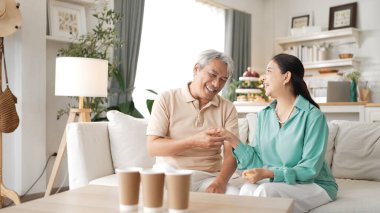 Mutlu yaşlı çift evde birlikte top atmaktan zevk alıyor, sağlıklı yaşlanma için koordinasyon ve bilişsel beceriler geliştiriyorlar. Büyükbabam ve büyükannem klozete pinpon oynuyorlar. Myrmidon.