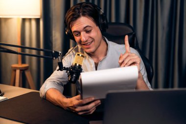 Akıllı yayıncının sunucu kanalı, canlı sosyal medyada canlı yayında konuşma programı ile birlikte modern stüdyoda, kayıt cihazıyla dinleyiciye senaryo okumaktadır. Bireysel.