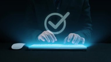 İş adamı, QC ve QA standartlarının karşılandığından emin olmak için katı kalite güvencesi protokolleri uyguluyor. Kalite güvencesi ile sertifikalı ürün mükemmelliğine ulaşmak. Kullanıcı Kimliği