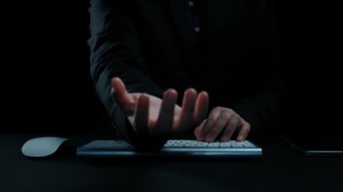 İş adamı B2B peyzajında geziniyor, iş-iş bağlantılarını geliştirmek için kullanım teknolojisi kullanıyor. B2B etkileşimini yeniden şekillendiren keşifler, iş-iş stratejilerinde yenilikleri yönlendiren araçlar. Kullanıcı Kimliği