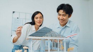 Modern ofiste cetvel ve kalem ölçme modeli çatı uzunluğu kullanan profesyonel, genç ve güzel mimar mühendisi. Yaratıcı tasarım ve takım çalışması konsepti. Tertemiz..