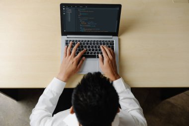 Model uygulama ve program kodlaması için bilgisayar ekranında yazılım geliştirme programlama