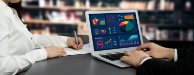 İş veri paneli pazarlama stratejisi planlaması için canlı iş zekası analizi sağlar