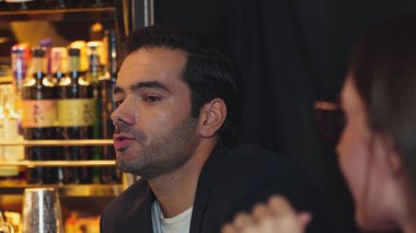 Zeki, zeki müşteriler, sosyal toplum atmosferinde gece ortamında lüks barın içki tezgahında arkadaşlarıyla ya da çiftlerle canlı sohbetler ediyor. Vinosity.