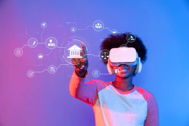 Sanal gerçeklik teknolojisini renkli bir ortamda kullanan genç bir çocuk interaktif dijital elementlerle online bankacılık ve hukuk eğitimi kavramlarını keşfediyor. XDMCP