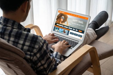 Model arama ve seyahat planlama için internet sitesi uçuş, otel ve tur rezervasyonları için anlaşma ve paket sunuyor