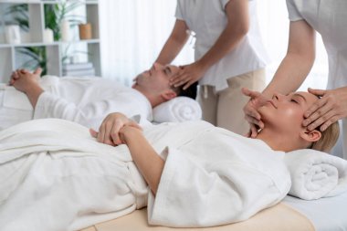 Kafkasyalı çift stres önleyici kafa masajının keyfini çıkarıyor ve lüks otellerde ya da otel spa salonlarında gündüz kaplıcalarında yüz güzelliği eğlencelerini şımartıyor. Sessiz.