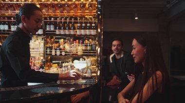 Barmen limonata ile süslenmiş votka kokteyli hazırlıyor. Lüks tezgah gece kulübü özel ekşi içkisine servis ediliyor. Şık gece hayatı miksoloji partisi veriliyor. Vinosity.