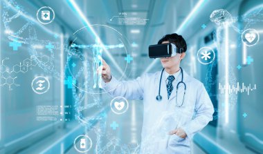 Doktor, semptomları teşhis ederken VR gözlüğü kullanarak tıbbi verilere işaret ediyor. Doktor, insan organı hologramına bakarken laboratuvar önlüğü ve artırılmış gerçeklik gözlüğü takıyor. Sağlık sigortası konsepti. Yaratıcılık..