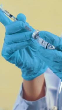 Yetenekli doktor aşıyı enjeksiyondan önce mükemmel bir şekilde hazırlayın. Covid 19 ve Coronavirus Aşı Merkezi Hizmet Konsepti .