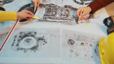 Mühendisler, hassasiyet ve yaratıcılığı sağlamak için karmaşık mekanik bileşenlerin ayrıntılı planları, araçları ve matematiği profesyonel bir ortamda kullanırlar. SACTR