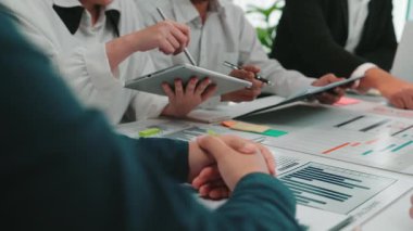 Bir grup profesyonel, yenilikçi fikirleri strateji haline getirmek ve ilerletmek için, dijital cihazlardan yararlanmak ve belge basmak için işbirlikçi bir iş toplantısı düzenliyor. SACTR