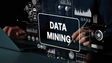 Grafikler ve Analitik Veri Görselleştirmeleri ile çevrili Dizüstü bilgisayarlı Geleceğin Veri Madenciliği kavramı. Asemptotik akıllı veri analitiği.