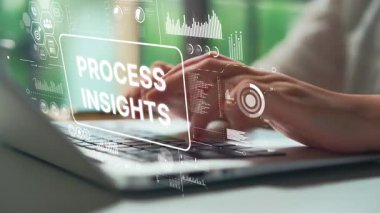 Bilgisayarda, Dijital İşlem İç Görüş Grafikleri ve Veri Görselleştirmeleri ile Yazan Ellerin Kapanışı. Asemptotik akıllı veri analitiği.