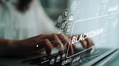 Bilgisayarda Veri ve Analitik Görselleştirmeyi Gösteren Elleri Bilgisayarda Yazan Engelleme Teknolojisi Dijital Kavramı. Asemptotik akıllı veri analitiği.