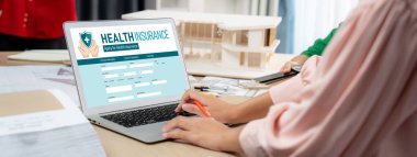 Kolay form doldurma için sağlık sigortası web sitesi canlı kayıt sistemi