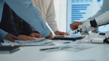 Gelişmiş teknoloji ve işbirliği metotları yoluyla takım çalışması ve veri analizinin vurgulandığı, bir iş toplantısında robotik yardımın gösterildiği modern bir ofis sahnesi.
