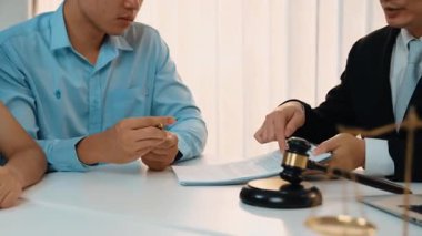Çiftler boşanma davası açıyor ve ayrıldıktan sonra mülkleri bölüşmek için hukuk firmasından yardım istiyorlar. Anlaşma görüşmesinde avukatın yükümlülükler sözleşmesi yardımı. Ağır çekim. Katı.