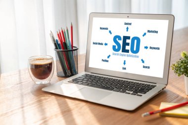 Model e-ticaret için SEO arama motoru optimizasyonu ve bilgisayar ekranında gösterilen çevrimiçi perakende işi