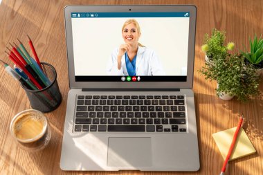 Hasta ile sanal görüşme için mod teletıp yazılım uygulaması tarafından çevrimiçi doktor görüntüsü çağrısı