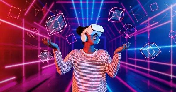 Çevresindeki geometrik şekle bakan kız metaevrende yüzüyor. Sanal dünyaya erişen mutlu genç ya da oyuncu VR kulaklık ve artırılmış gerçeklik teknolojisi kullanıyor. Teknoloji yeniliği. Yaratıcılık.