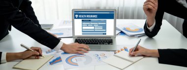 Kolay form doldurma için sağlık sigortası web sitesi canlı kayıt sistemi