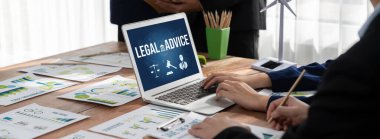 Dijital aygıt ekranında hukuki bilgi arayanlar için akıllı hukuki danışmanlık sitesi ve hukuki bilgi