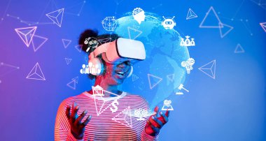 Genç bir kadın, gelecekteki yenilikleri sembolize ederek teknolojinin ve yapay zekanın dijital kavramlarına dalmış büyüleyici bir sanal gerçeklik deneyimini keşfediyor. XDMCP