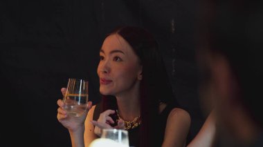 Kadeh kaldıran güzel bir kadının portresi ve lüks tezgah içecek barında dilimlenmiş portakallı gazoz içen bir arkadaşla konuşmak. Kulüpte sosyetenin özünü yakalamak. Vinosity.