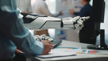 İnsan-robot işbirliğinin gösterildiği, veri analizinde teknolojinin rolünü vurgulayan ve gelecekteki çalışma ortamları için yenilikçi bir ofis sahnesi. Noogenesis