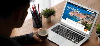 Çevrimiçi otel konaklama rezervasyon sitesi mod rezervasyon sistemi sağlar. Seyahat teknolojisi kavramı .