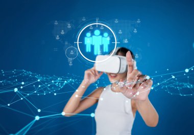 İş adamı müşteri hedef gruplarını belirlemek için verileri analiz eder, pazarlama stratejilerini rafine eder. Her hedef grubun özel ihtiyaçlarını karşılamak için iletiler gönderiliyor. FaaS