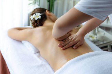 Kafkasyalı kadın müşteri stres önleyici spa masajının keyfini çıkarıyor ve lüks otel ya da oteldeki gündüz açık ortam güzellik salonunda güzellik teniyle eğleniyor. Sessiz.