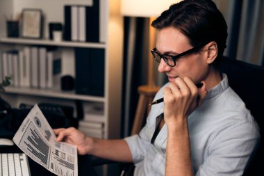 Elinde evrak tutarak gülen zeki iş adamları en çok kar getiren şirket grafiği için bilgisayarla karşılaştırıldığında paragraf dinamik veritabanı oluşturur. Bireysel.