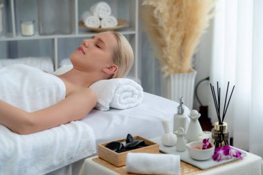 Kafkasyalı kadın müşteri stres önleyici spa masajının keyfini çıkarıyor ve lüks otel ya da oteldeki gündüz açık ortam güzellik salonunda güzellik teniyle eğleniyor. Sessiz.